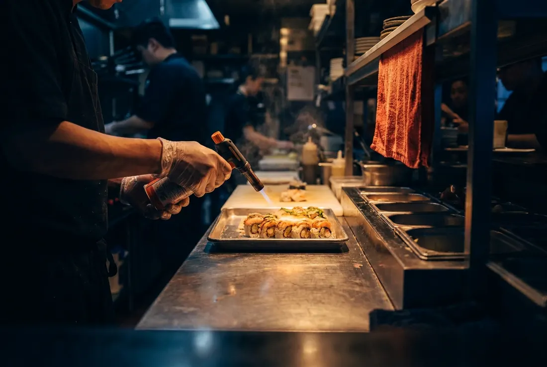 Mutfakta rolls tepsisi pürmüzle bitiriliyor