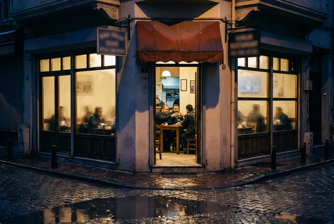 Gece yağmurdan sonra köşe restoran vitrini